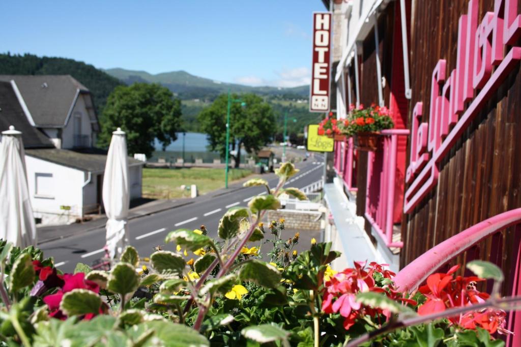 Hôtel Restaurant Le Grillon Chambon-sur-Lac Exterior foto